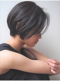 赤味を感じないブルネットアッシュの前下がりショートボブ