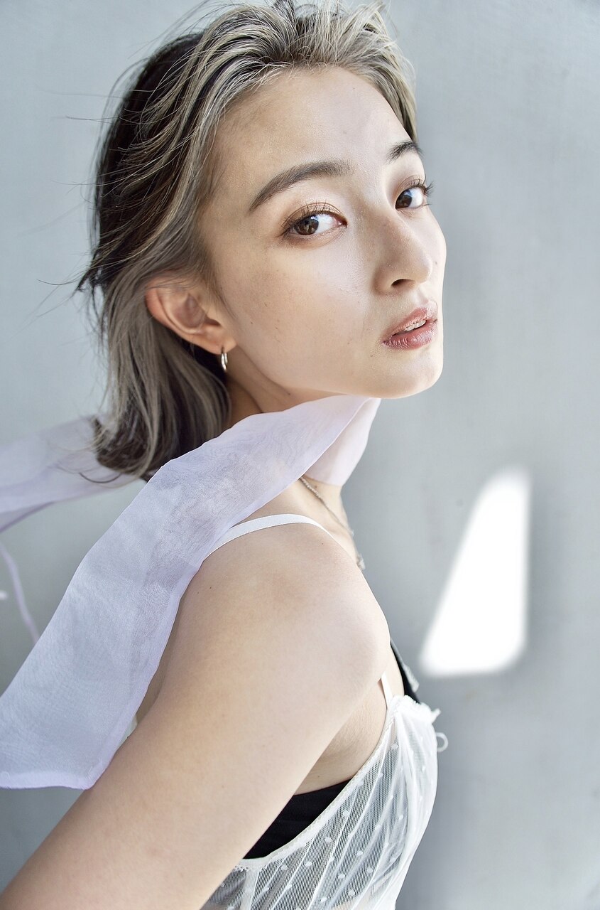 グレーとベージュのイヤリング グレーベージュ×プラチナベージュ×イヤリングカラー×ロブヘア