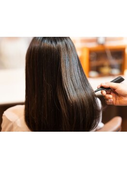 髪を内部から補修し、まとまりと自然な指通りが続く滑らかな仕上がりに♪色持ちもUP☆ケラスターゼ取扱店◎