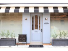 アシャドットオム(asha.HOMME)の雰囲気（【阪神芦屋5分/JR芦屋12分】白黒のテントと青い扉が目印です）
