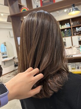 ルイ(ROUIS produced by LUCK 津田沼) 白髪ぼかしハイライト/若見えカット/レイヤーカット