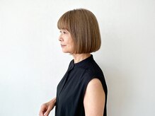 明るめのカラーで染めることで白髪ぼかし。表面のみハイライト。