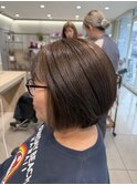 インナーシルバーグレージュ白髪ぼかしハイライトショートボブ