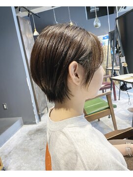 エミュー(emue) ショートヘア 耳かけショート 縮毛矯正 艶感ストレート 中島