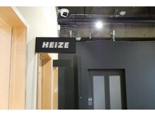 ヘイズ(HEiZE)の雰囲気（1階の建物内1番奥にございます。こちらの看板が目印です！）