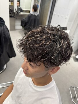 グルーマーズトウキョウ(GROOMER/S TOKYO) 【GROOMER/S 丸山】 スペインカール ハイライトカラー スタイル