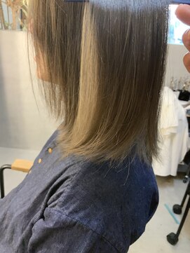 シイカ(siica) 透明感抜群のシルバーベージュ