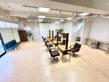 リーフ 富士店(LeaF)の雰囲気（広々とした開放感のある店内です【富士 美容室】）