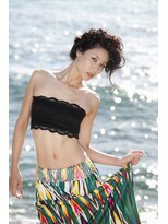 ルーミールーム(RoomieRoom)&nbsp;海に似合うまとめ髪大人可愛いウェーブスタイル20代30代40代