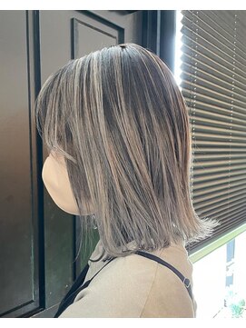 トラ バイ プティパ(Tora by petit pas) バレイヤージュカラー×外はねボブ