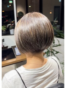 ユーリ(JUURI) 刈り上げ前下がりボブ