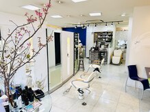ヂルチヘアー(zilch hair)の雰囲気（白を基調にブルーのアクセントがきいた光が差し込む明るい店内！）
