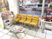 ビューティーサロンフレンド 泡瀬店の雰囲気（広い待合いスペースでごゆっくりおくつろぎください☆）
