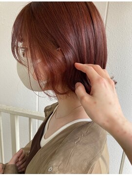 ロカ(roka) オレンジヘア　レッドオレンジ　外ハネボブのイヤリングカラー