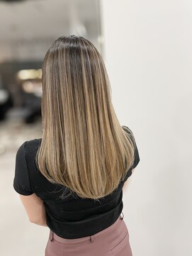 エレクシィ(ELEXY) ライトベージュ　バレイヤージュ　ロング