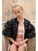 ホテリー(Hotely)&nbsp;ホワイトブロンドカラーブリーチあり20代セミロングレイヤー