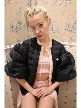 ホテリー(Hotely) ホワイトブロンドカラーブリーチあり20代セミロングレイヤー