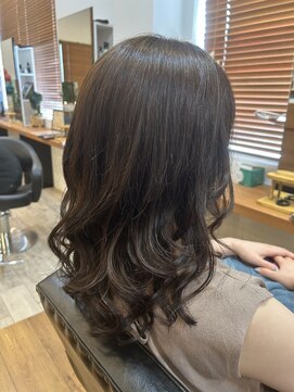 トラスト(TRUST) ロング、パーマスタイル（コテ巻き仕上げ）