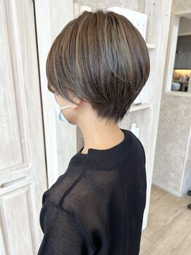 キャアリー(Caary) 福山市美容師求人スタッフ募集中立体感ハイライトショートカット