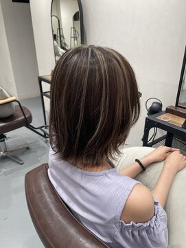 アッカ(ACCA by e.m.a) コントラストハイライト/レイヤーカット/外ハネ