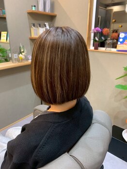 オトナリの写真/「5年後の美髪も守る」マイクロスコープ診断×マンツーマン。大人女性の髪と頭皮の悩みに寄り添う。