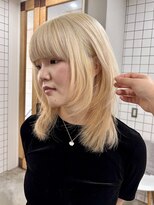 スート(suit.)&nbsp;抜きっぱなしブロンド×ミディアムレイヤー