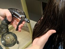 《処理剤を塗布》　自然に仕上がる縮毛矯正　〔自由が丘・縮毛矯正〕〔奥沢・田園調布〕