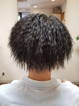 バズ(BUZZ) 黒×ツイストパーマ