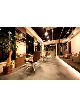 まるでカフェのような、オシャレで落ち着いた空間♪白を基調とした清潔感のある店内でリラックスできる◎