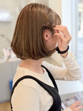 アトロ(Atoro) ヘーゼルベージュ/育てるベージュ/ヘイリーボブ/重めボブ