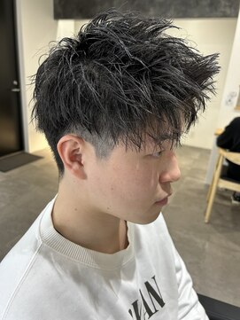 ヒュイル バイ ニアウ(Hwyl by Niau) メンズマッシュショートパーマツーブロックニュアンスパーマ眉毛