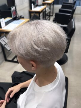 フイ 横浜センター北店(Hui) フェザーパーマ/グレーブルーカラー/刈り上げショートパンク