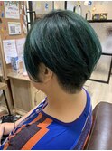 エメラルドグリーン