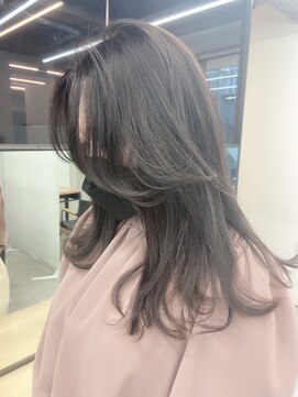 アイヴィ 表参道(IVY) 小顔に見せる韓国レイヤーカット 流れる顔まわりカット