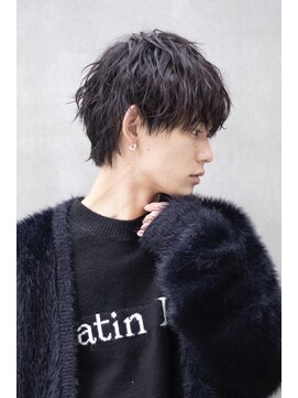 ユーフォリア 渋谷グランデ(Euphoria SHIBUYA GRANDE) フェザーショート 刈り上げセンターパート ホワイトブロンド