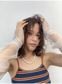 ミディアムヘアーにウェーブパーマ