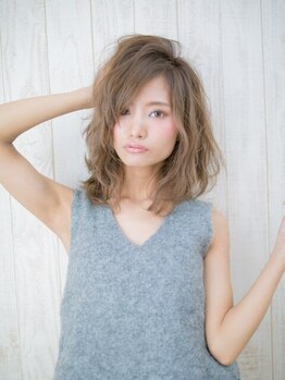 リリィ(Lily by Pledge Hair Design)の写真/《ケアブリーチ使用でダメージ最小限＊》透明感たっぷりのトレンドカラーでグレイヘアもおしゃれに楽しむ！