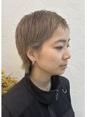ベージュカラー×スパイキーショート
