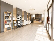 Hair studio CLiC茂原店の雰囲気（光が差し込む開放的なフロント）