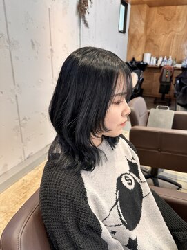 イロ(iro) ウルフミディ/くびれ風顔周りハイレイヤー/ブルーブラック