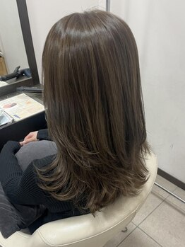 リジェール 高辻店の写真/【脱白髪染め”育てる”ハイライト】で白髪を無理に隠さずオシャレに馴染ませる新しい選択を。