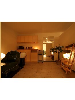 マンツーマンのプライベートサロンで髪のお悩みを解決。エイジングケアと髪質改善で日々の疲れを癒します。