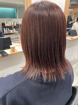 ピンクベージュ　切りっぱなし　外ハネヘアー