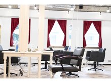 アンフィ ヘアー(Amphi hair)の雰囲気（自然光が射し込む明るく解放感のあるお洒落な店内☆）