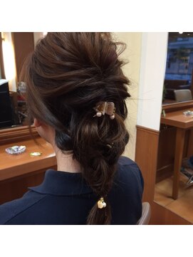 ルーシーヘアー(Luci Hair) くるりんぱアレンジ
