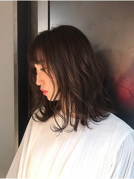 インス(ensue) 大人可愛いナチュラルレイヤーミディアム×ココアブラウン◇中島