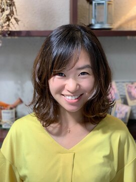 タクミルーツ TAKUMI ROOTS ミディアムボム外ハネスタイル