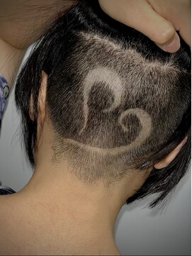 カー(KAH) バリアート　刈り上げ女子　ハート