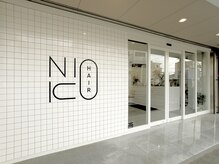 駐車場は入り口の前に3台、隣の砂利の方にも2台分看板があります