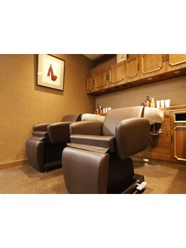 大きな美容室が苦手な方・施術中の会話が苦手な方でも安心◎落ち着いた空間でベテランスタイリストがカット